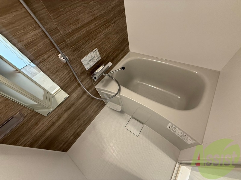 バス・シャワールーム　バスルームは狭すぎず、シャワーも浴びやすそうです。