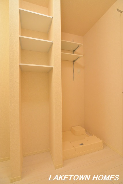 その他部屋・スペース　収納棚のある洗濯機置場です。