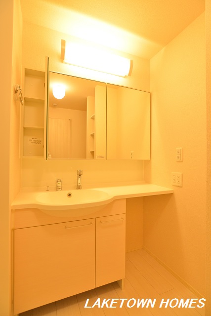 洗面設備　三面鏡の洗髪洗面化粧台です。