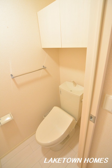 トイレ　上部に収納のある温水洗浄便座付のトイレです。