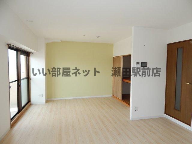 居室・リビング　※同建物の別のお部屋の写真です。