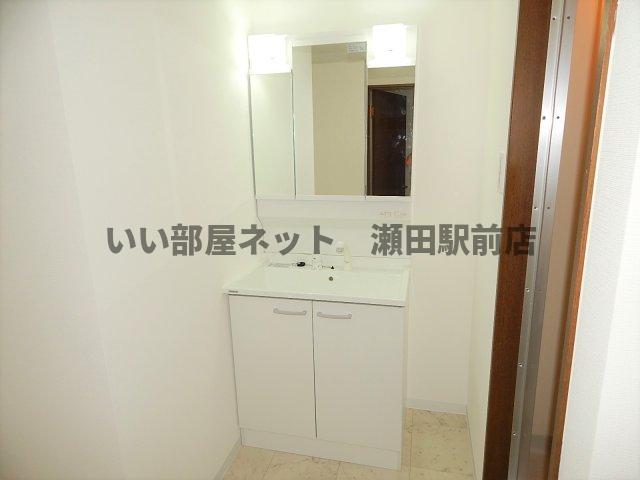 洗面設備　※同建物の別のお部屋の写真です。
