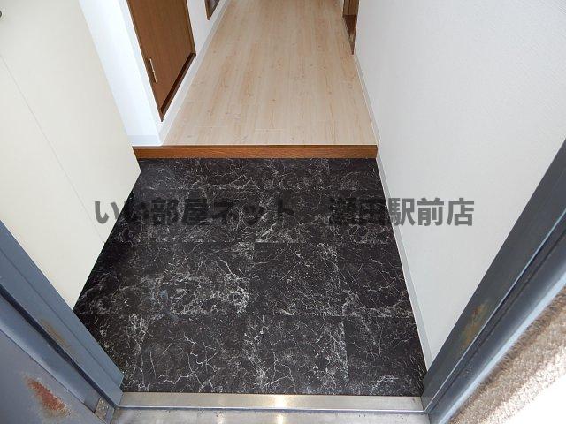 玄関　※同建物の別のお部屋の写真です。