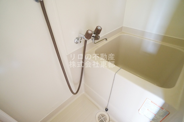 バス・シャワールーム　清潔感のある浴室で、１日の疲れを癒しリラックスできます。