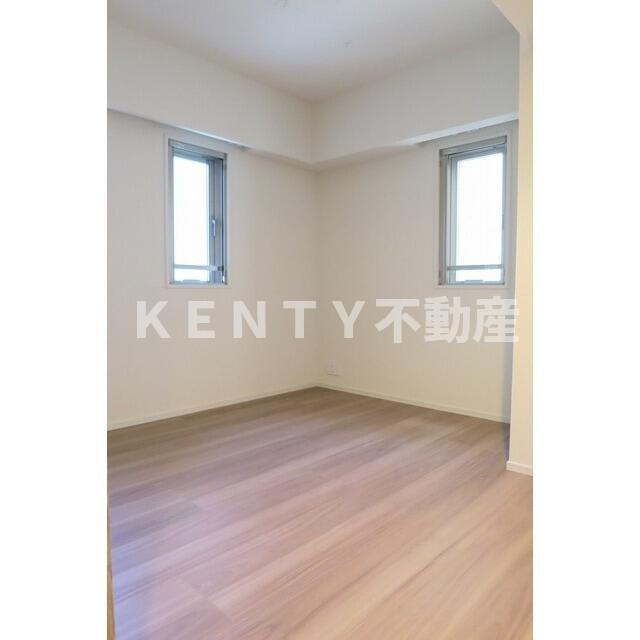 その他部屋・スペース　落ち着いた色調の寝室です