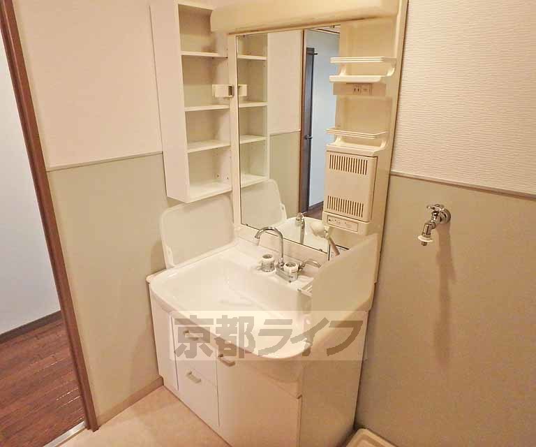 洗面設備　独立洗面台で朝の準備もバッチリです