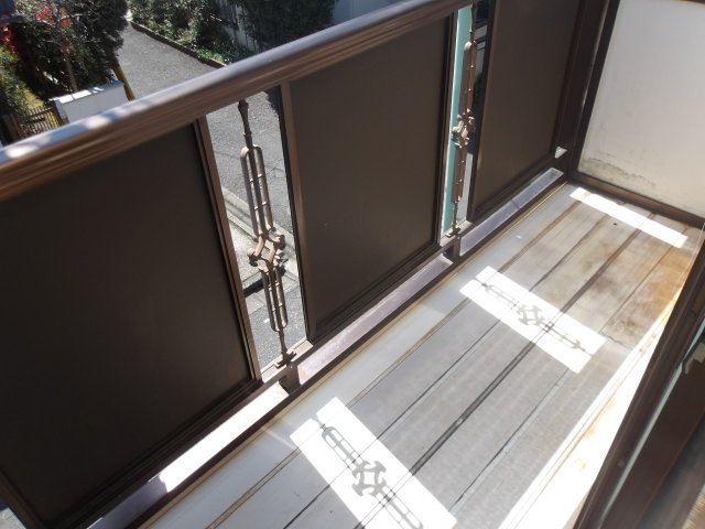 バルコニー　暖かな日差しのふりそそぐバルコニー
