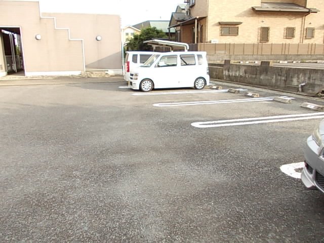 駐車場　駐車場に車を止められます