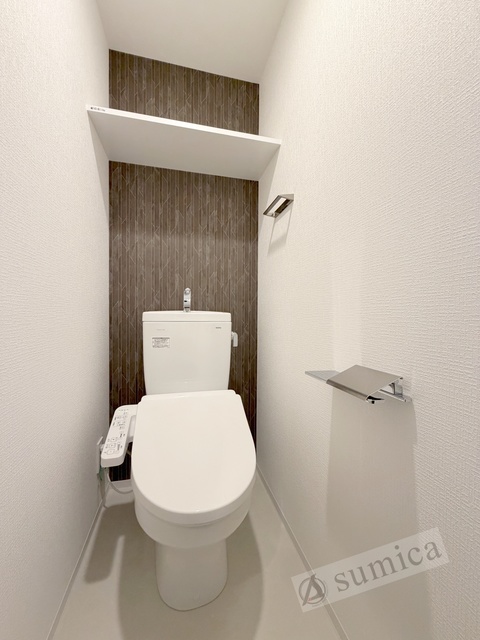 トイレ　人気アイテムの温水洗浄便座。清潔感のあるトイレです。