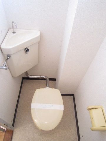 トイレ　窓が付いていますので換気が出来ます