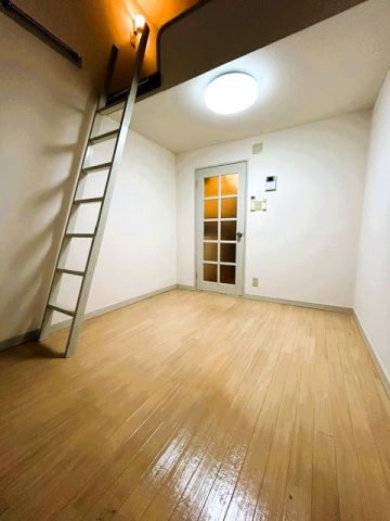 居室・リビング　※他号室の写真です。