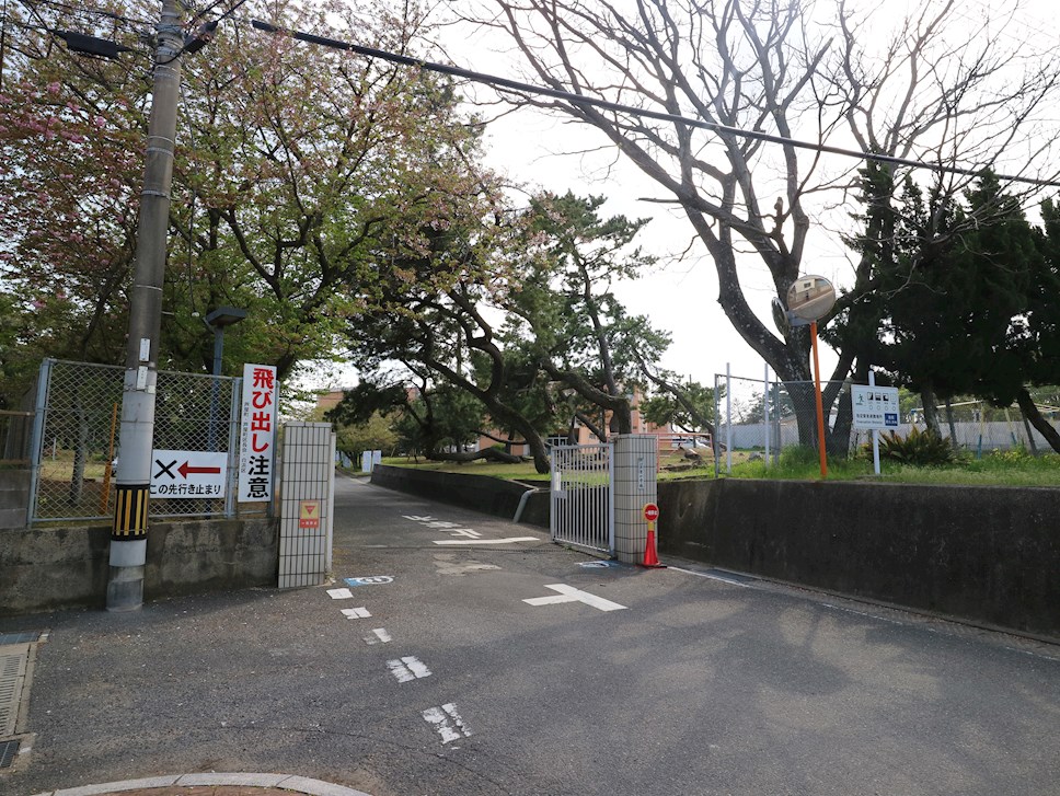 小学校　芦屋町立芦屋小学校（小学校）まで607m