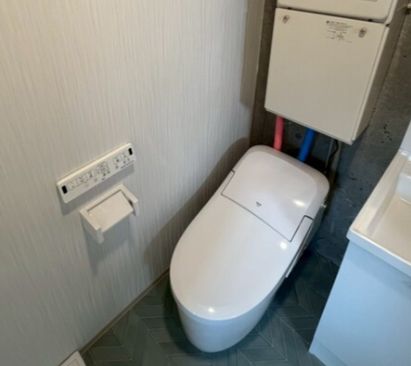 トイレ　落ち着いた色調のトイレです