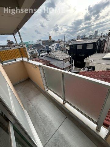 バルコニー　開放的で明るい空間を演出してくれるバルコニーです