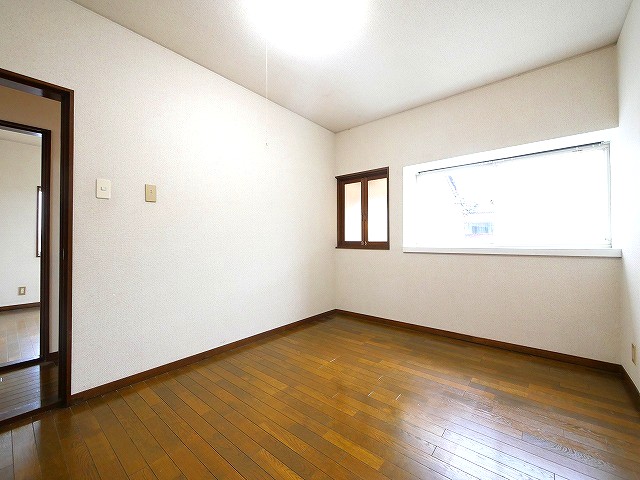 その他部屋・スペース　落ち着いた色調の寝室です