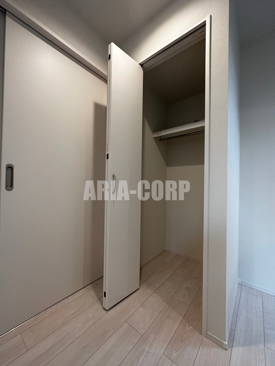 収納　クローゼット。上部には便利な棚がございます！