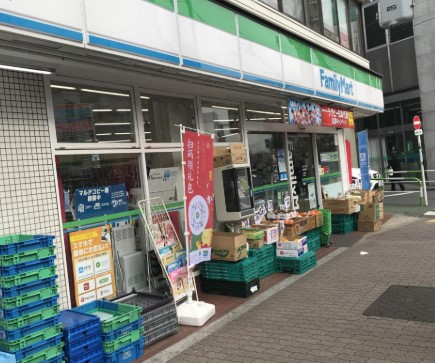 コンビニ　ファミリーマート目白駅前店（コンビニ）まで67m