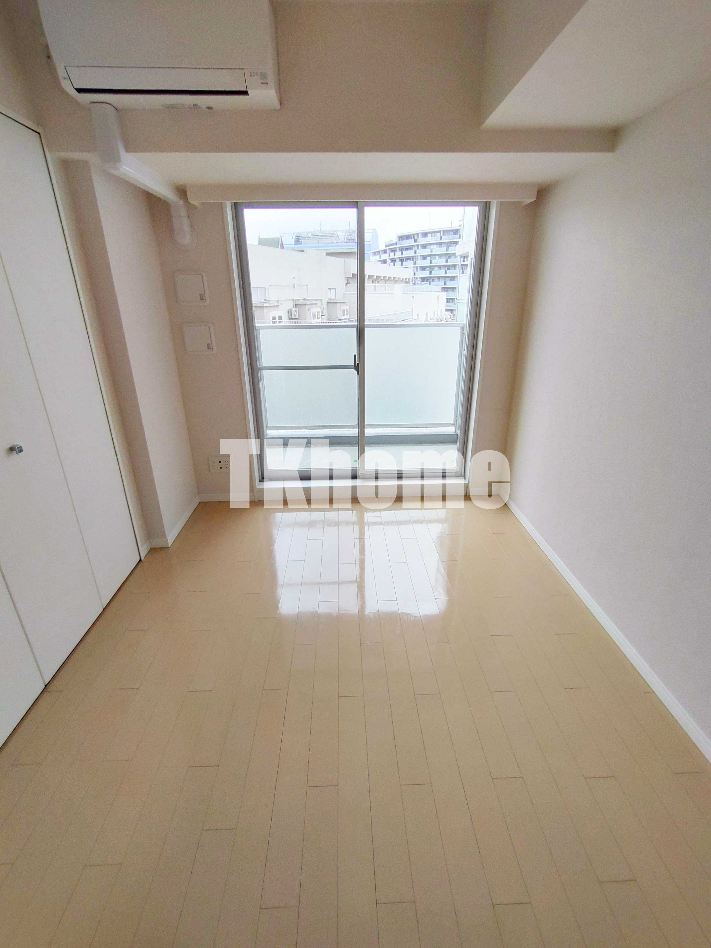 その他部屋・スペース　洋室4.3帖　明るいバルコニーに面した寝室です