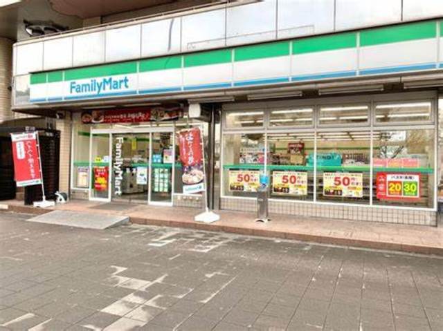 コンビニ　ファミリーマート鶴見五丁目店（コンビニ）まで701m