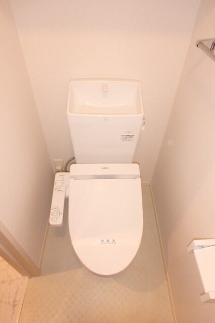 トイレ　温水洗浄暖房便座