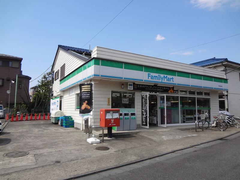 コンビニ　ファミリーマート（コンビニ）まで829m