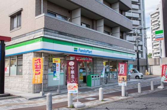 コンビニ　ファミリーマート広島西白島店（コンビニ）まで560m