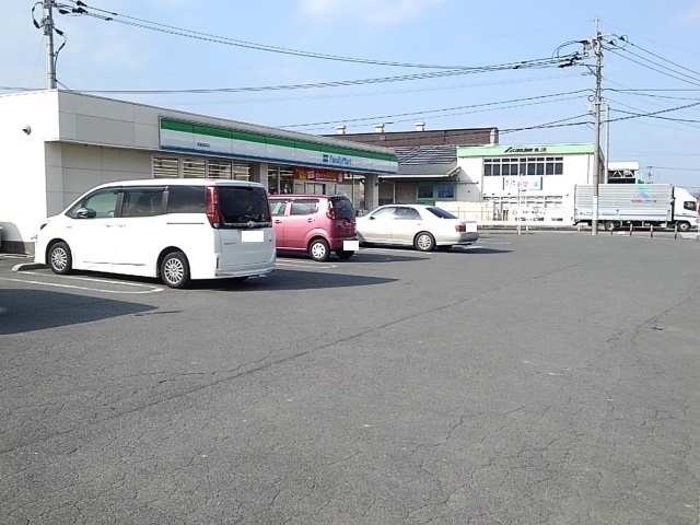 コンビニ　ファミリーマート（コンビニ）まで430m