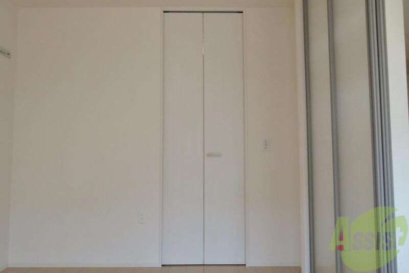 収納　こちらのクローゼットは真っ白でオシャレですよねー。