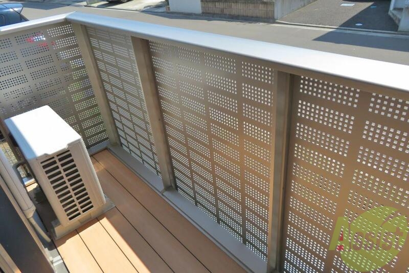 バルコニー　バルコニーは広々していて洗濯物をたくさん干せそうですねー。