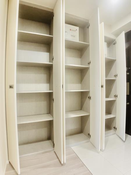 エントランス　こちらの居間で趣味の時間をお楽しみください