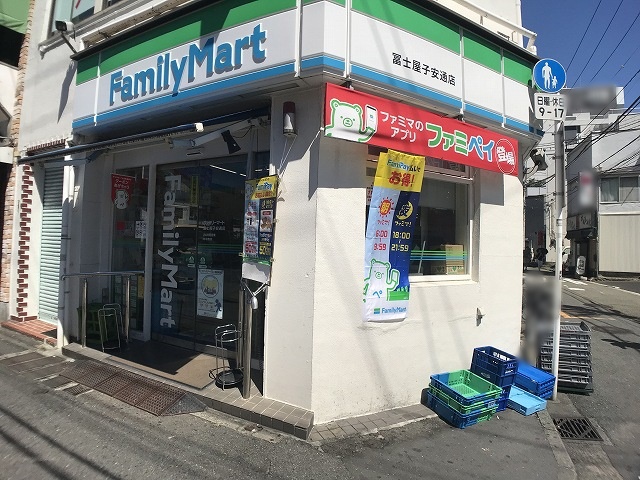コンビニ　ファミリーマート（コンビニ）まで357m