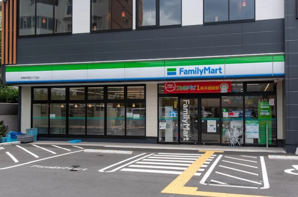 コンビニ　ファミリーマート板橋前野町六丁目店（コンビニ）まで317m