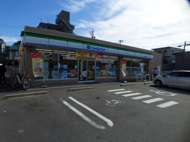 コンビニ　ファミリーマート（コンビニ）まで440m
