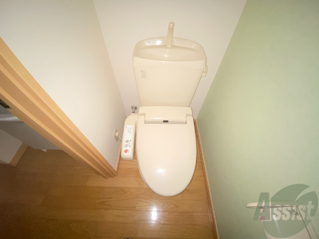 トイレ　おトイレには便利なウォッシュレットが付いています。