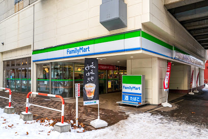 コンビニ　ファミリーマート札幌北6条西7丁目店（コンビニ）まで241m
