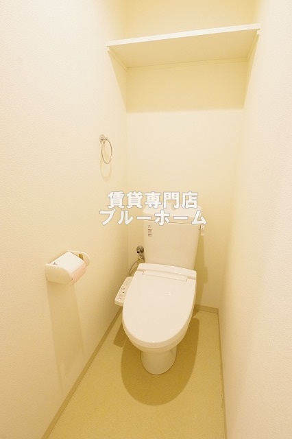 トイレ　収納棚付き！温水洗浄便座付きのトイレです！