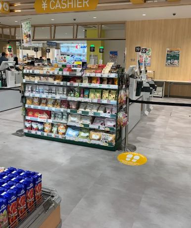 スーパー　パントリーカメイドクロック店（スーパー）まで244m