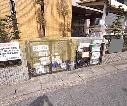 洗面設備　シャンプードレッサ付きの独立洗面台です。