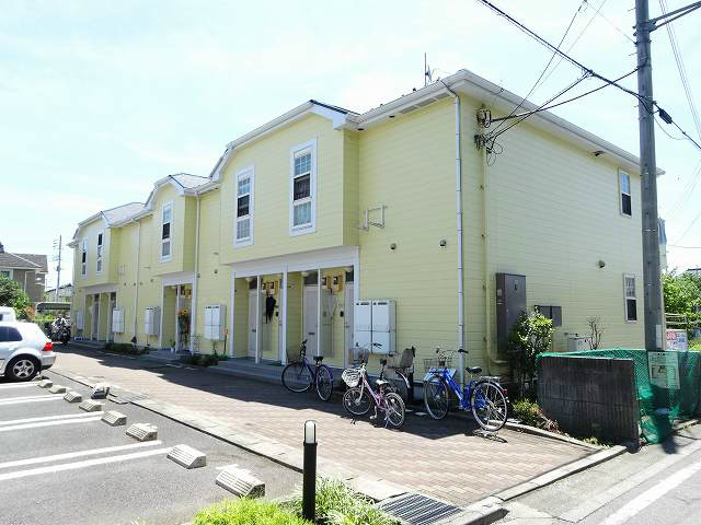 駐車場　敷地内に広い駐車場があります。