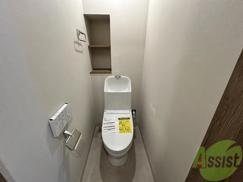 トイレ　トイレも全て白で統一され、清潔感がございます。
