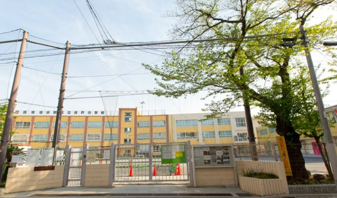 小学校　中野区立谷戸小学校（小学校）まで610m