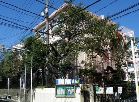小学校　豊島区立巣鴨小学校（小学校）まで361m