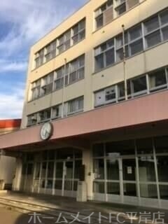 中学校　札幌市立真駒内曙中学校（中学校）まで870m