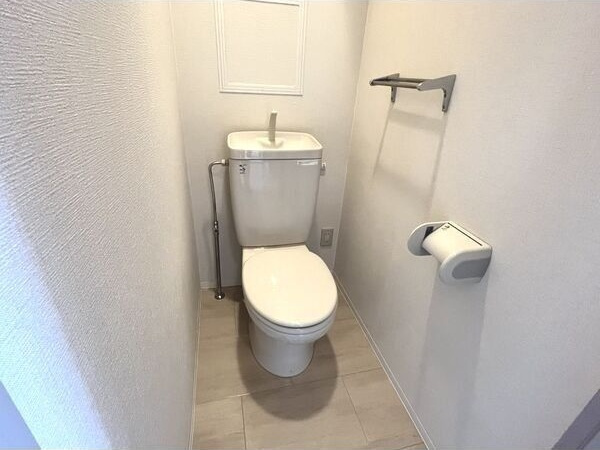 トイレ　※写真は同じマンションの違う部屋のものになります。