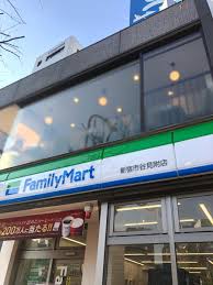 コンビニ　ファミリーマート新宿市谷見附店（コンビニ）まで135m