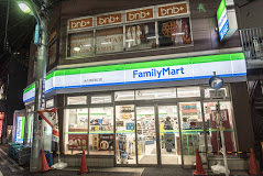 コンビニ　ファミリーマート 大久保駅南口店（コンビニ）まで560m