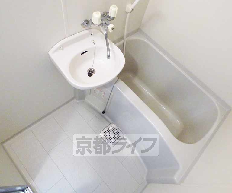 バス・シャワールーム　広々とした浴室です。