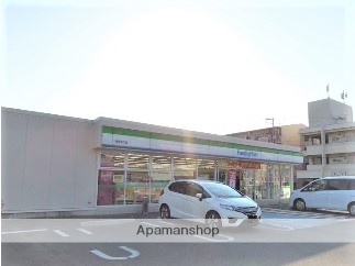 コンビニ　ファミリーマート（コンビニ）まで762m