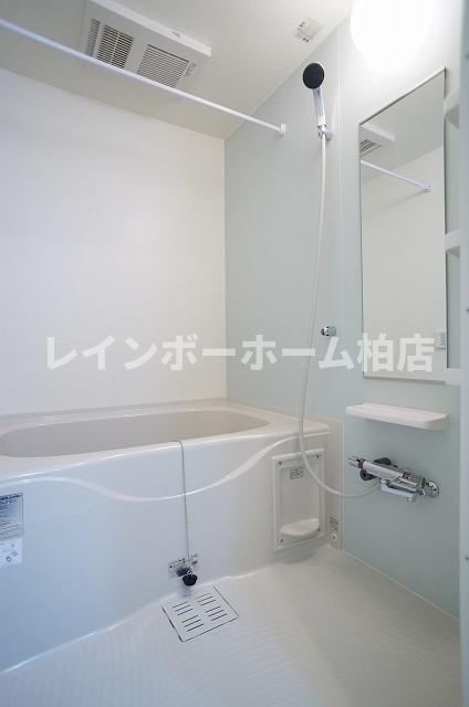 バス・シャワールーム　落ち着いた空間のお風呂です