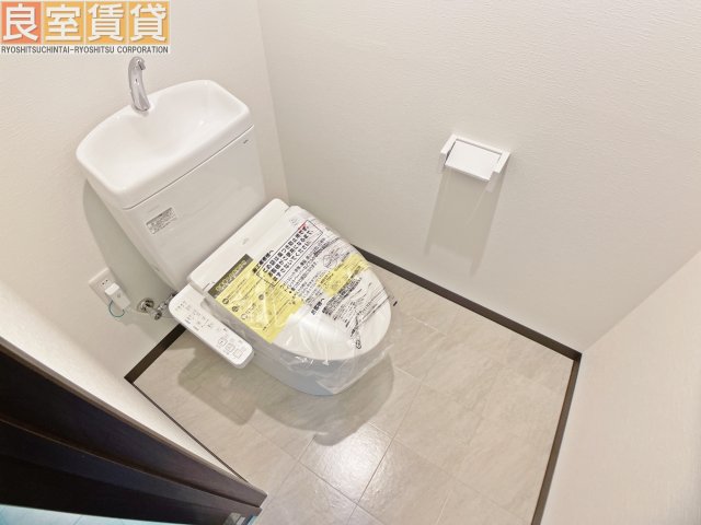 トイレ　掲載の内装写真は同型タイプの別のお部屋の写真です
